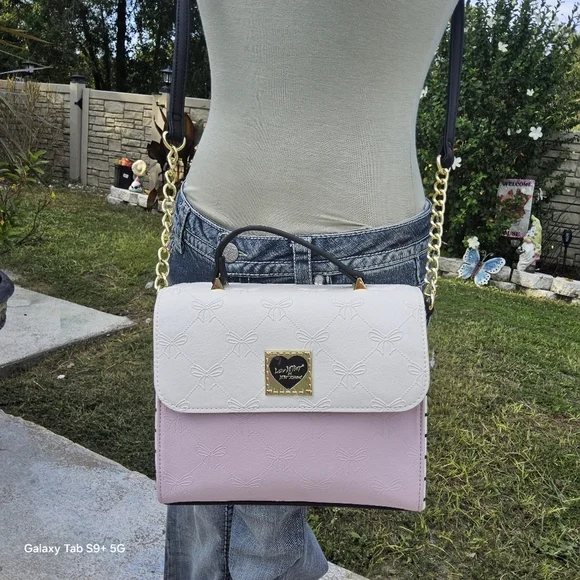 BETSEY JOHNSON WHITE/PINK EMBOSSED BOWS SQUARE LUV BETSEY CROSSBODY - Picture 5 of 5